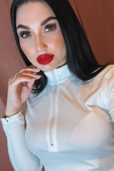 A selfie of a very sexy London escort named Misty 
