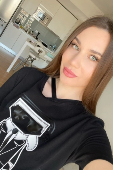 Selfie gallery profile picture of Kira