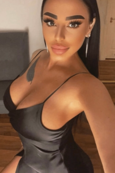 Selfie profile picture of sexy brunette Aly
