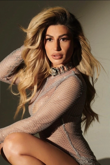 A very close up photo of blonde London escort Lennon