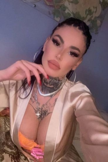 Tatums selfie profile picture at this escort agency website