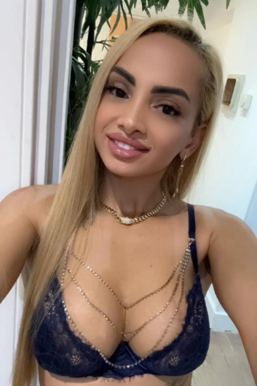 Emily-Janes selfie profile picture