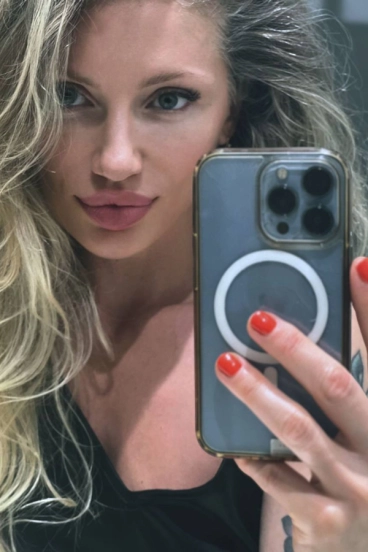 Selfie gallery profile picture of Zendaia