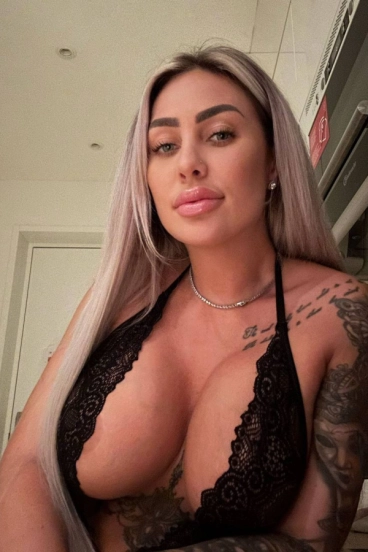 Selfie gallery profile picture of an escort named Paola