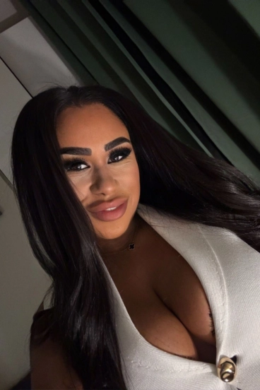 A very sexy ebony escort lady