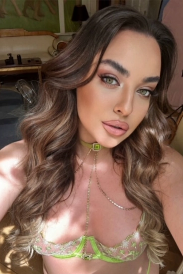 A sexy selfie picture of London escort Candy