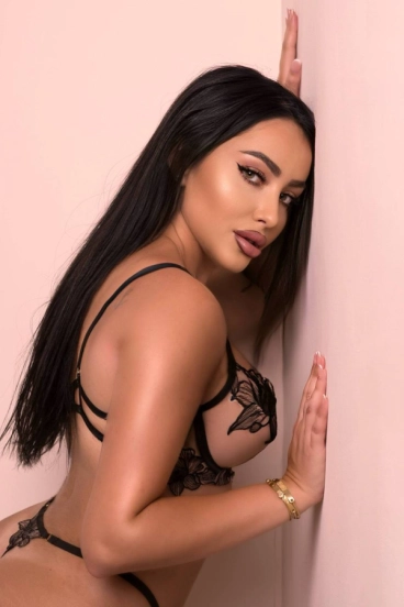 Brazilian London escort with very long hair 
