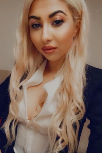 A selfie of a blonde London escort 