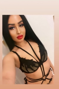 Red lips and boobs are out in this new selfie 