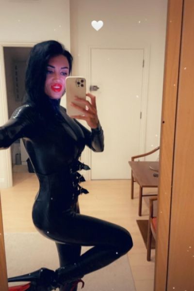 Mirror selfie of Mistress Elizabeth with sexy red blowjob lips 