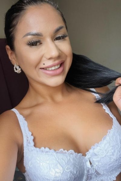 Our sexy babe looking good with a beautiful smile 