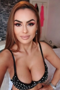 Busty London Escort Eva sent in this very sexy selfie 