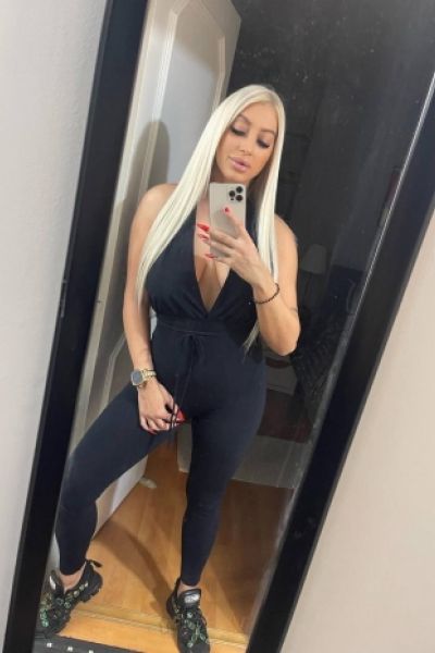 Mirror selfie of a very hot blonde escort 