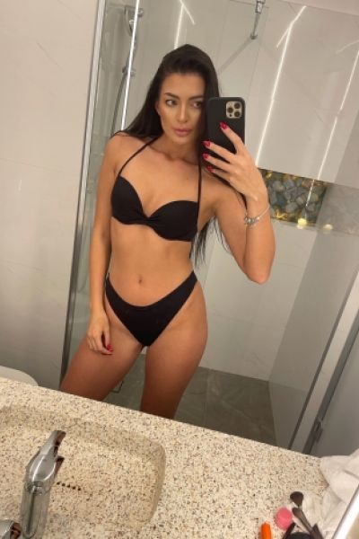 A bathroom selfie of Kendal in her underwear looking sexy 