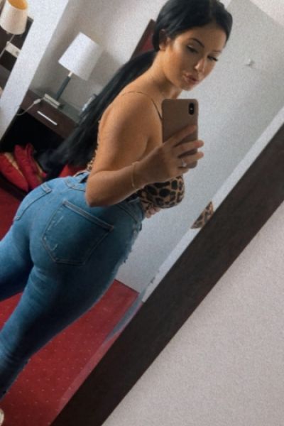 Kitkat is showing off her arse in this mirror selfie 
