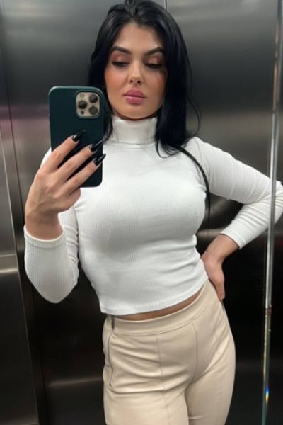 Mexico looks very sexy in this lift selfie 