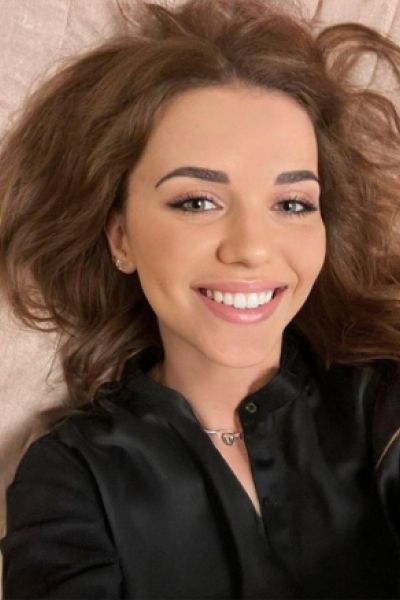Parker has a lovely big smile in this escort selfie 