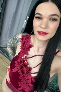 Carina looks very sexy with red lips in this selfie 