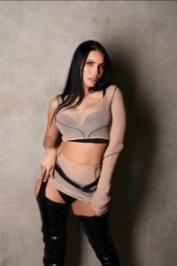Elodie looks very sexy in this outfit 