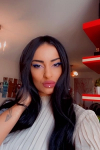 Chantel is showing off her perfect blowjob lips 