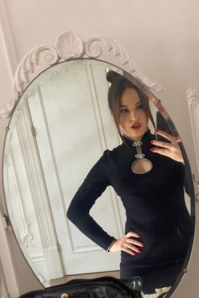 A mirror selfie of Dalia 