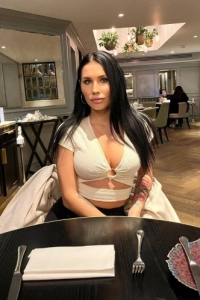 Busty brunette escort Elodie looks sexy in this selfie 