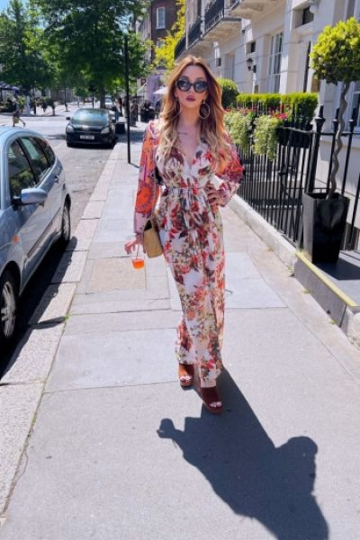 Bella Morgane looks hot in a summer dress and sunglasses 