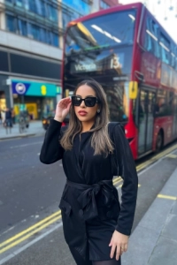 Juniper looks very sexy in her dark sunglasses 