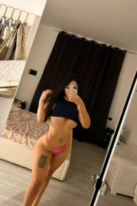 Mirror selfie of Kiara in her bedroom 