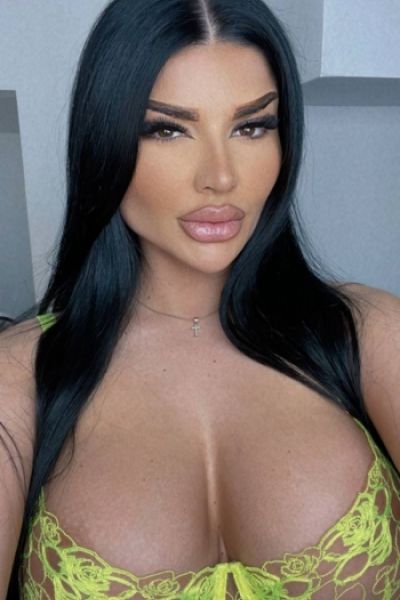 Haifa is wearing a yellow bra in this selfie 