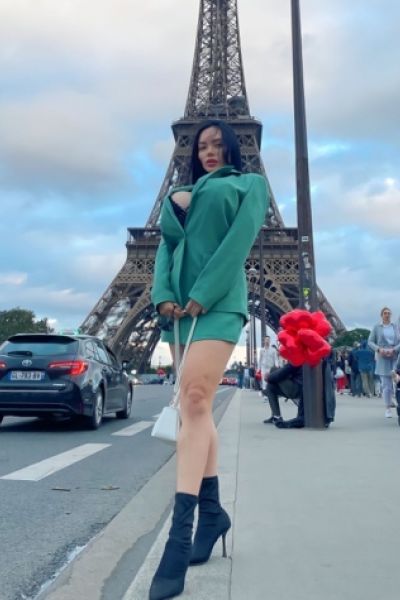 Selfie of London porn star escort Nicole Loveee standing by the Eiffel Tower 
