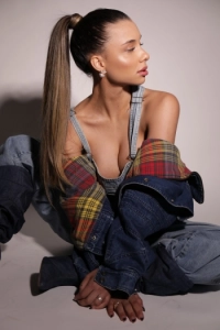 A picture of a very sexy brunette lady sitting on the floor 