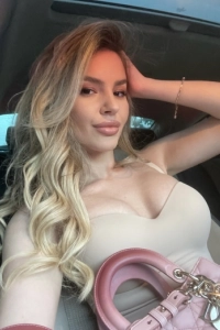 Britney looks very sexy in this car selfie 