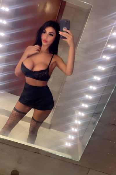 Busty brunette escort Melia is taking a very sexy mirror selfie 