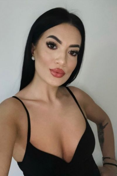 Bella-Bell is showing off her sexy lips in this photo 