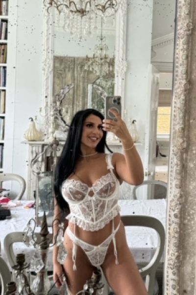 Mirror selfie of Aylin wearing a sexy white lace bra 