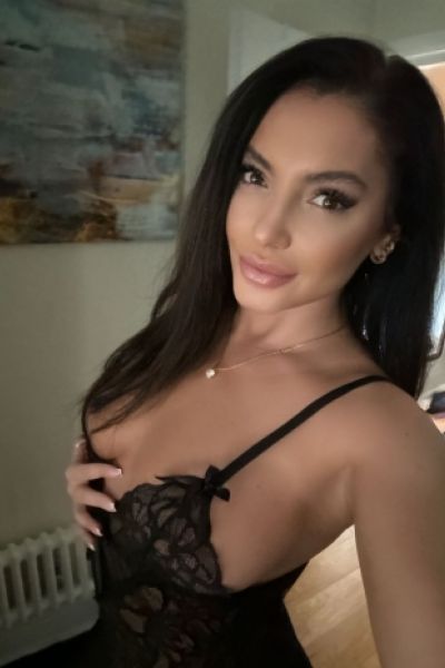 Famous escort Kylie is looking sexy in a low cut black top 
