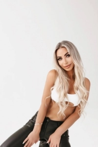 Peaches looks very sexy wearing a white boobs tube 