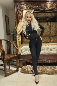 Selfie profile picture of Elle at this escort agency 