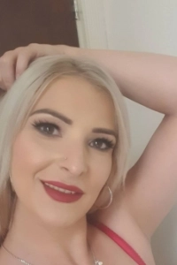 Blonde escort with red lips 