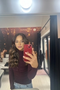 Mirror selfie of Auri 
