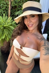 Holiday selfie of Samantha wearing a hat 