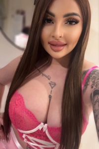Selfie of busty brunette escort Diandra 
