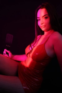 Mistress Janey is looking sultry in this photo 