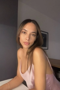 A selfie picture of a Brazilian escort named Auri
