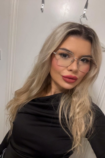 Selfie gallery profile picture of Vivienne at this escort agency 