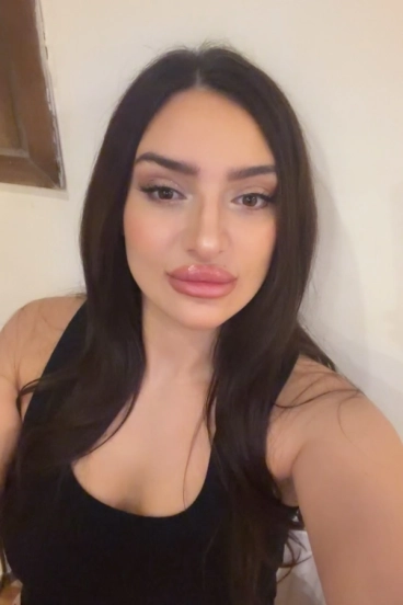 Selfie gallery profile picture of Ariana at this escort agency 