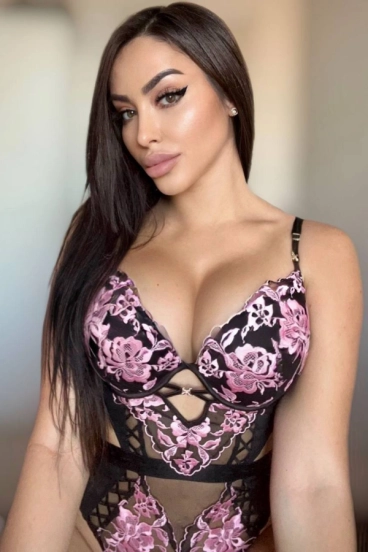 A sexy curvy escort with long brunette hair 