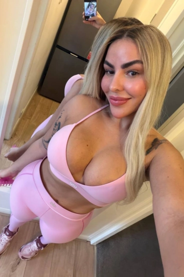 Selfie gallery profile picture of Lainey