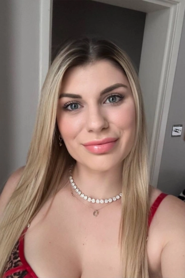 Selfie gallery profile picture of Rosalia at this escort agency 